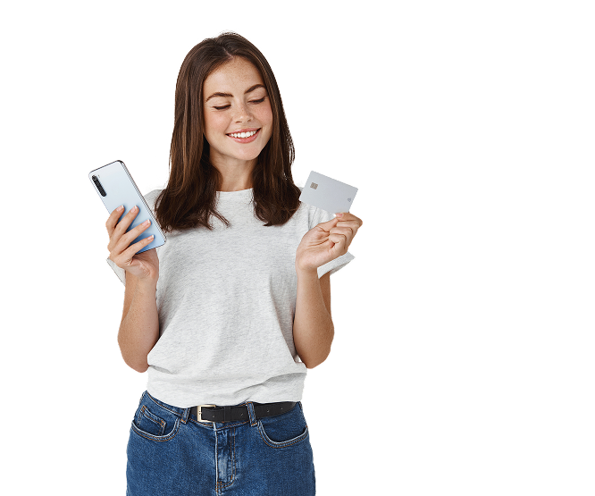 retrato-de-una-mujer-morena-joven-feliz-que-muestra-la-tarjeta-de-credito-plastica-mientras-sostiene-el-telefono-movil-aislado-sobre-la-pared-blanca 1